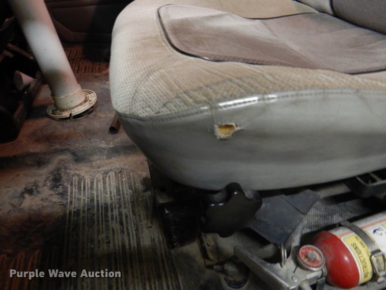 image for item IQ9266 2001 Freightliner FL70  box truck