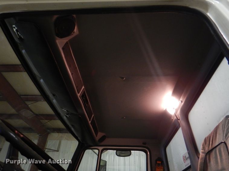 image for item IQ9266 2001 Freightliner FL70  box truck