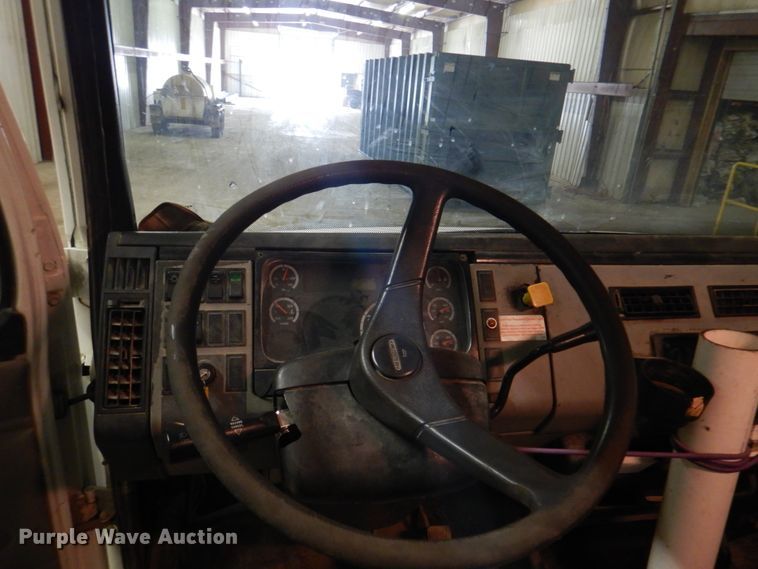 image for item IQ9266 2001 Freightliner FL70  box truck