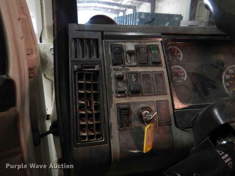 image for item IQ9266 2001 Freightliner FL70  box truck