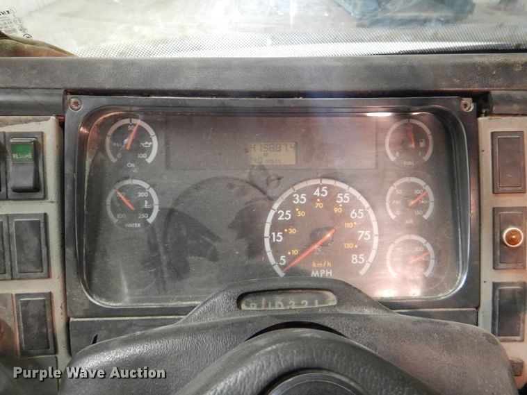 image for item IQ9266 2001 Freightliner FL70  box truck