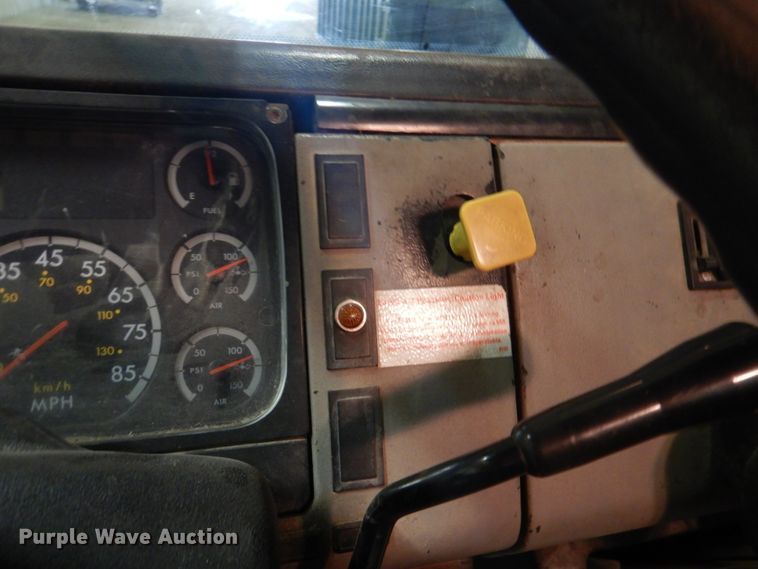 image for item IQ9266 2001 Freightliner FL70  box truck