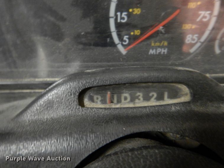 image for item IQ9266 2001 Freightliner FL70  box truck