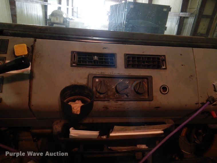 image for item IQ9266 2001 Freightliner FL70  box truck