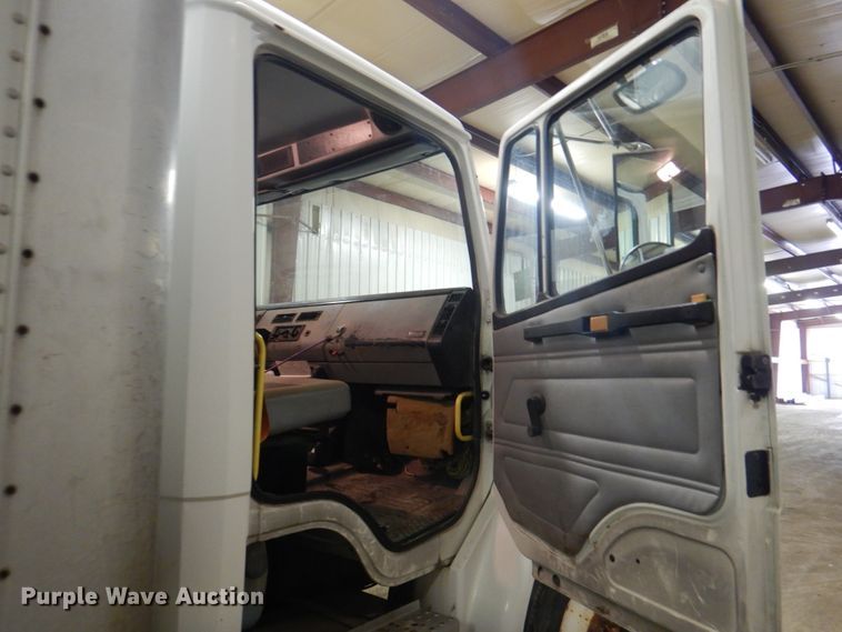 image for item IQ9266 2001 Freightliner FL70  box truck