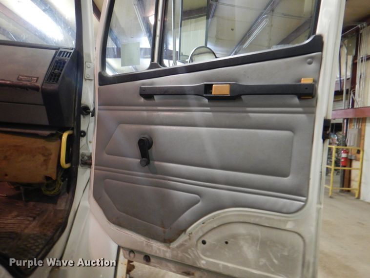 image for item IQ9266 2001 Freightliner FL70  box truck