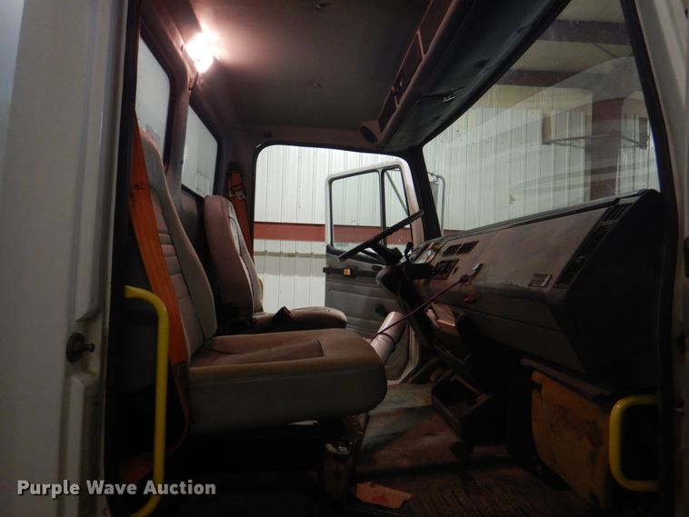 image for item IQ9266 2001 Freightliner FL70  box truck