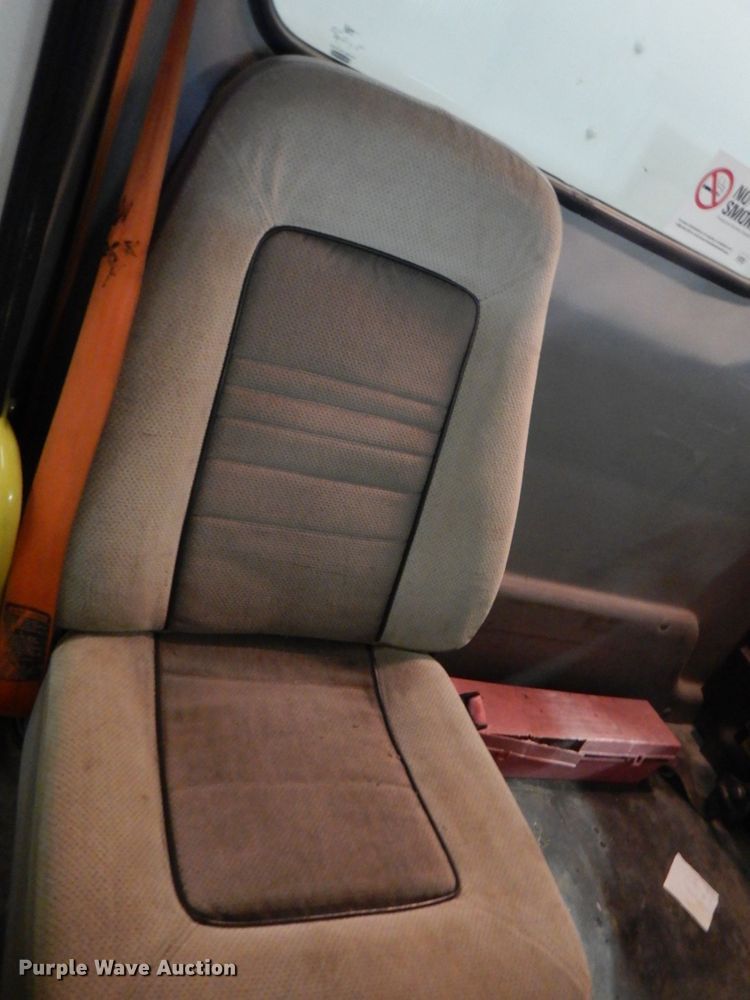 image for item IQ9266 2001 Freightliner FL70  box truck