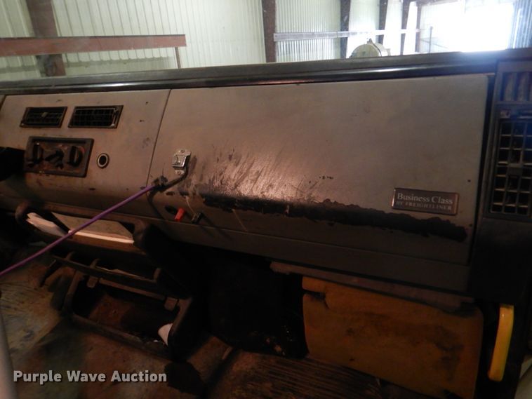 image for item IQ9266 2001 Freightliner FL70  box truck