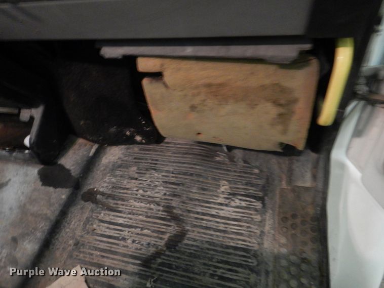 image for item IQ9266 2001 Freightliner FL70  box truck