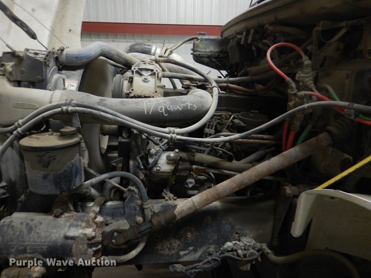 image for item IQ9266 2001 Freightliner FL70  box truck