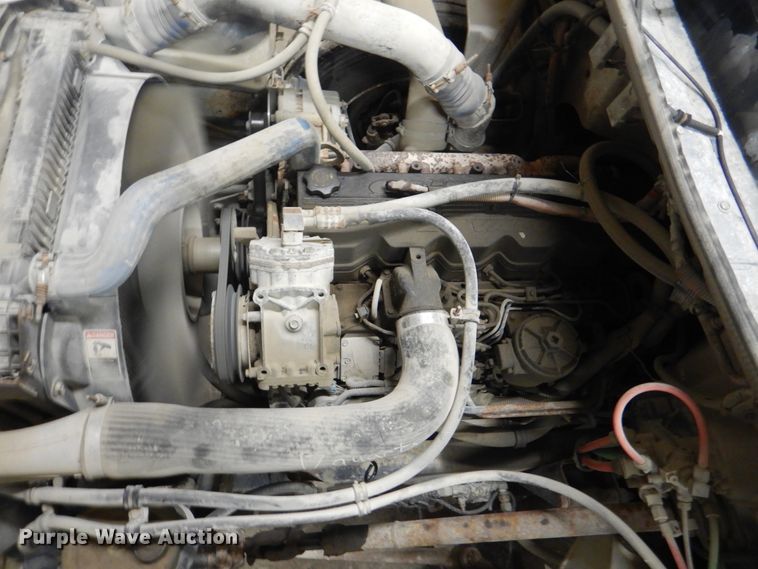 image for item IQ9266 2001 Freightliner FL70  box truck