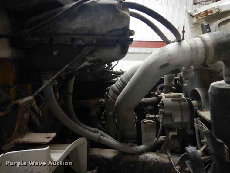 image for item IQ9266 2001 Freightliner FL70  box truck