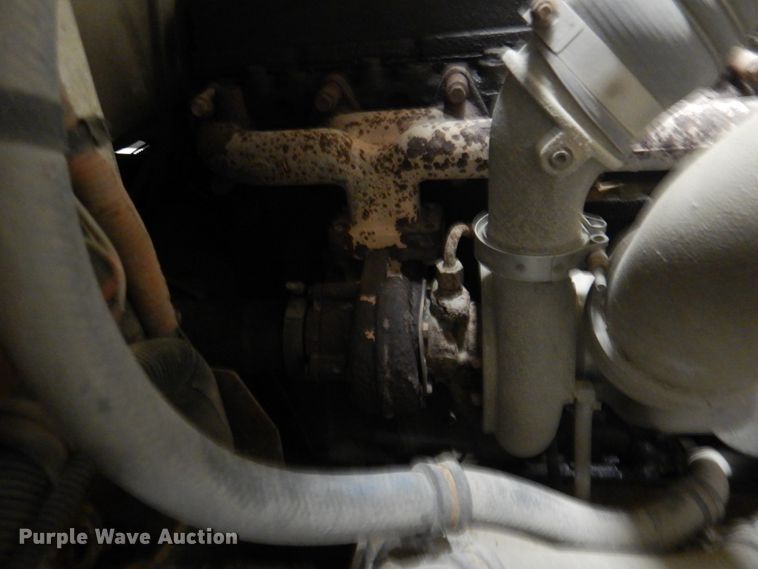 image for item IQ9266 2001 Freightliner FL70  box truck