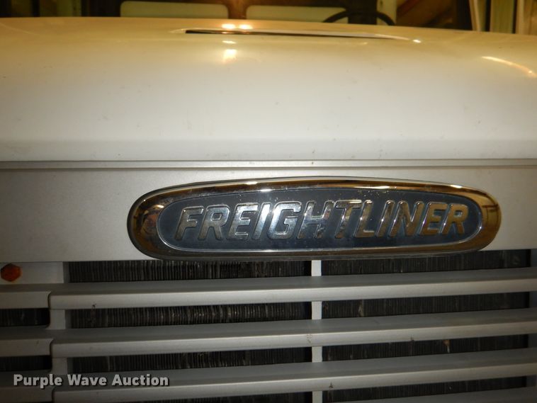 image for item IQ9266 2001 Freightliner FL70  box truck