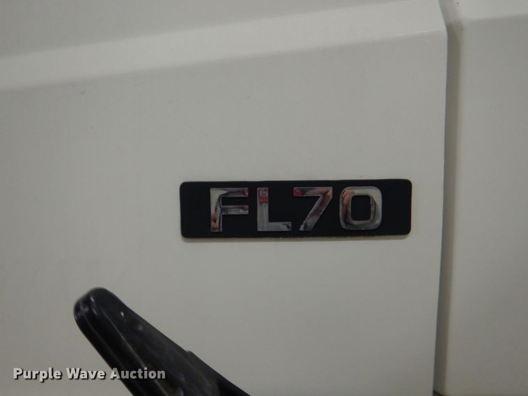 image for item IQ9266 2001 Freightliner FL70  box truck
