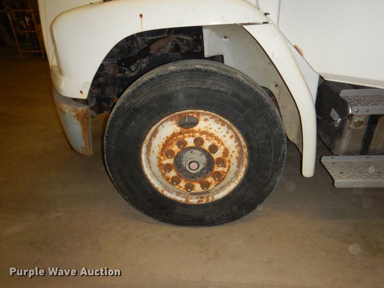 image for item IQ9266 2001 Freightliner FL70  box truck