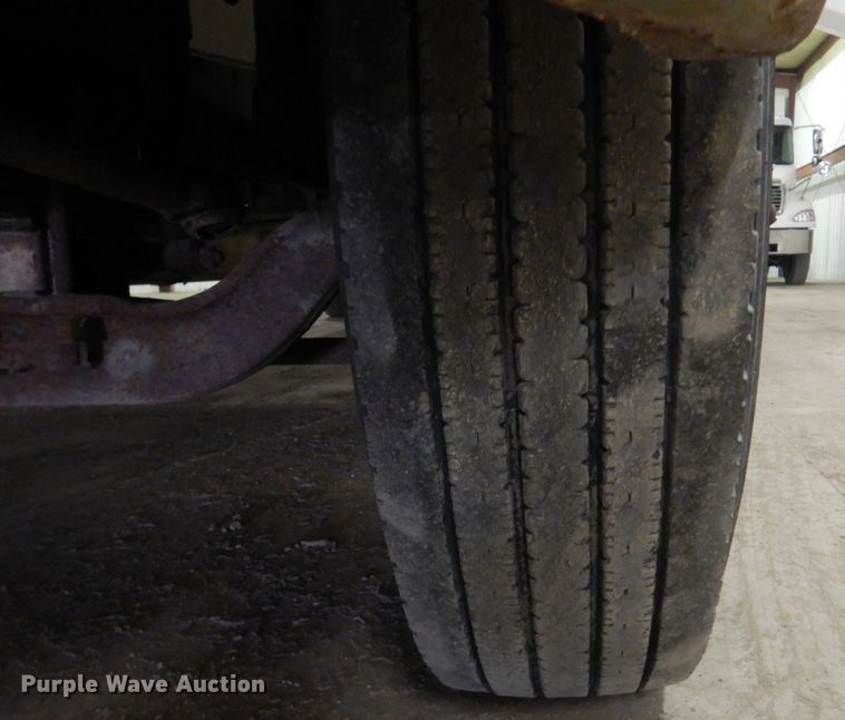 image for item IQ9266 2001 Freightliner FL70  box truck