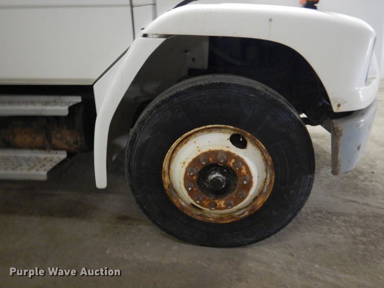 image for item IQ9266 2001 Freightliner FL70  box truck