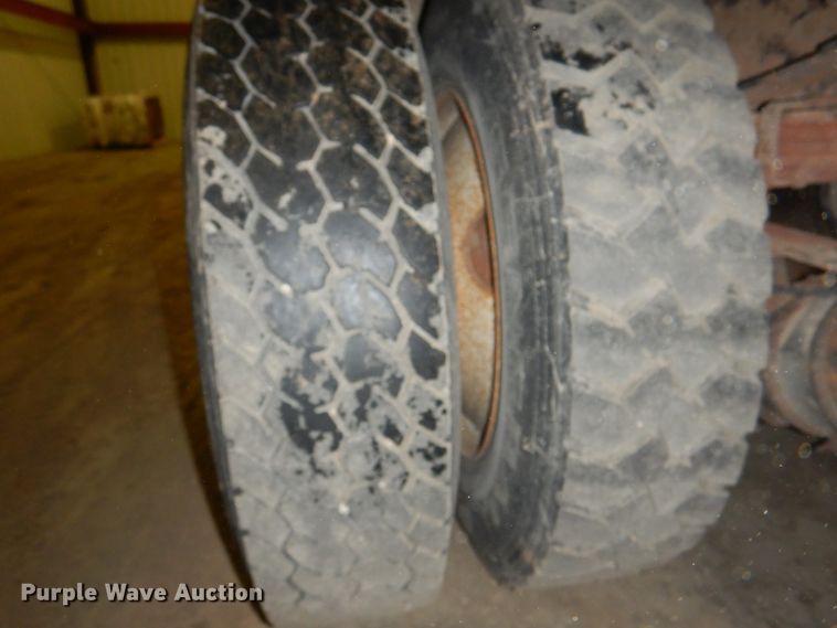 image for item IQ9266 2001 Freightliner FL70  box truck