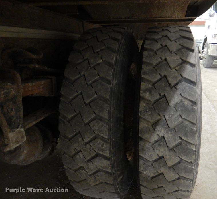 image for item IQ9266 2001 Freightliner FL70  box truck