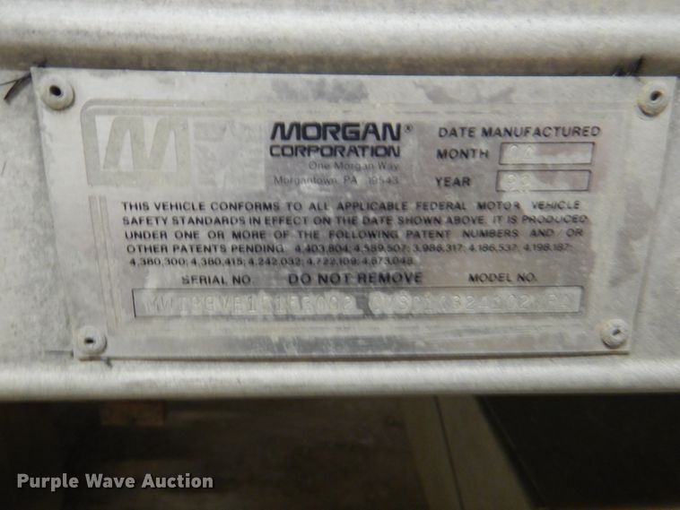 image for item IQ9266 2001 Freightliner FL70  box truck