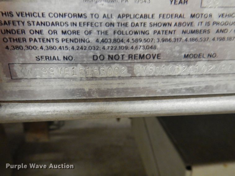 image for item IQ9266 2001 Freightliner FL70  box truck