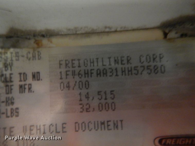 image for item IQ9266 2001 Freightliner FL70  box truck