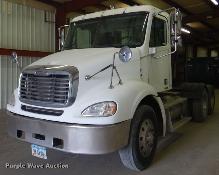 image for item IQ9267 2006 Freightliner Columbia  semi truck