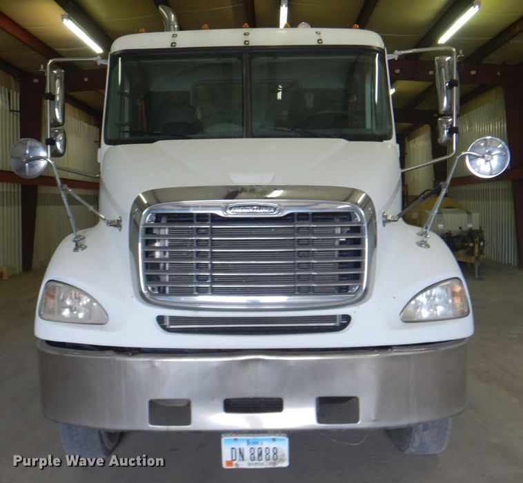 image for item IQ9267 2006 Freightliner Columbia  semi truck