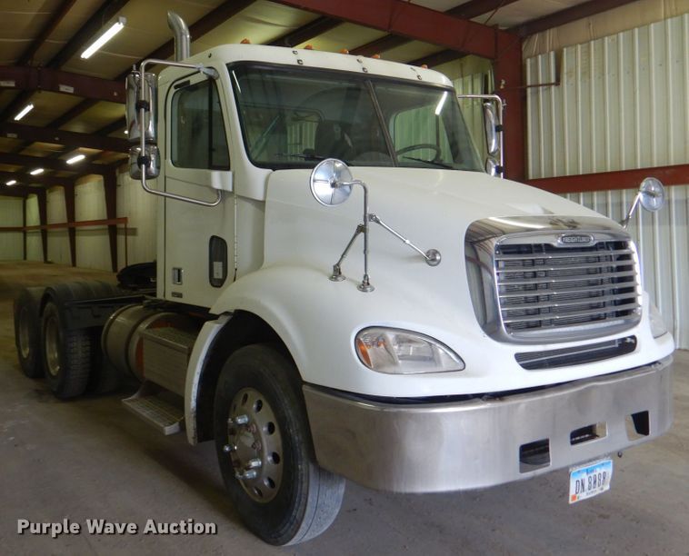 image for item IQ9267 2006 Freightliner Columbia  semi truck