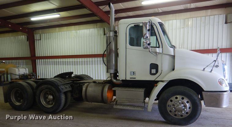 image for item IQ9267 2006 Freightliner Columbia  semi truck