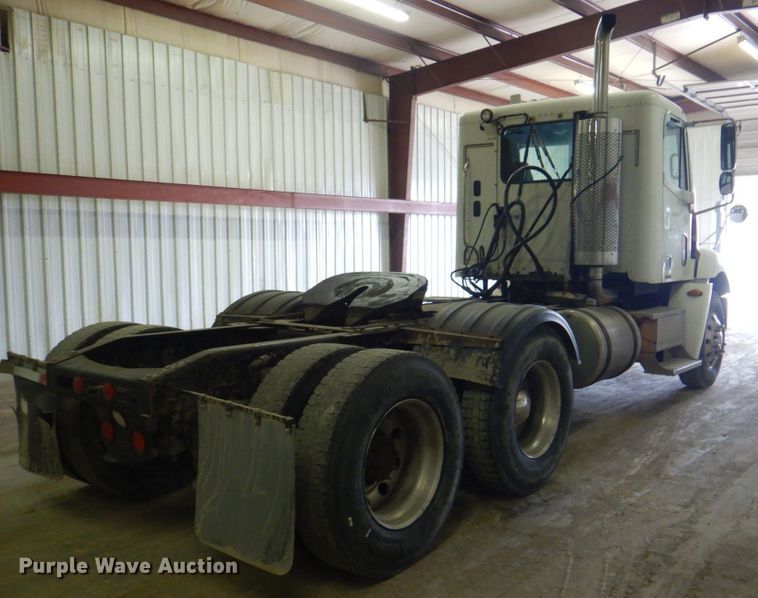 image for item IQ9267 2006 Freightliner Columbia  semi truck