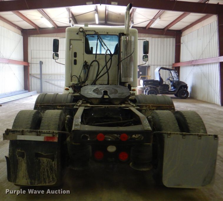 image for item IQ9267 2006 Freightliner Columbia  semi truck