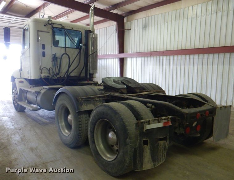 image for item IQ9267 2006 Freightliner Columbia  semi truck