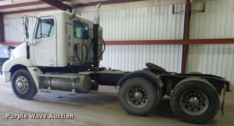image for item IQ9267 2006 Freightliner Columbia  semi truck