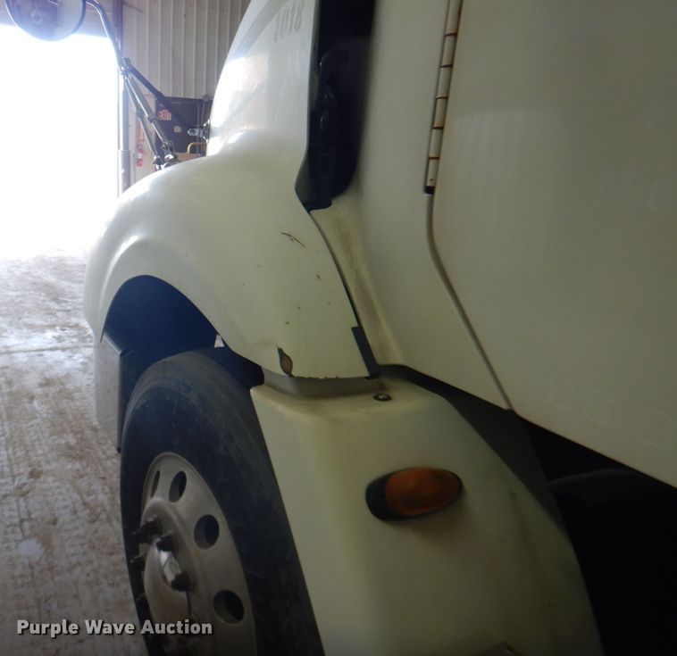 image for item IQ9267 2006 Freightliner Columbia  semi truck