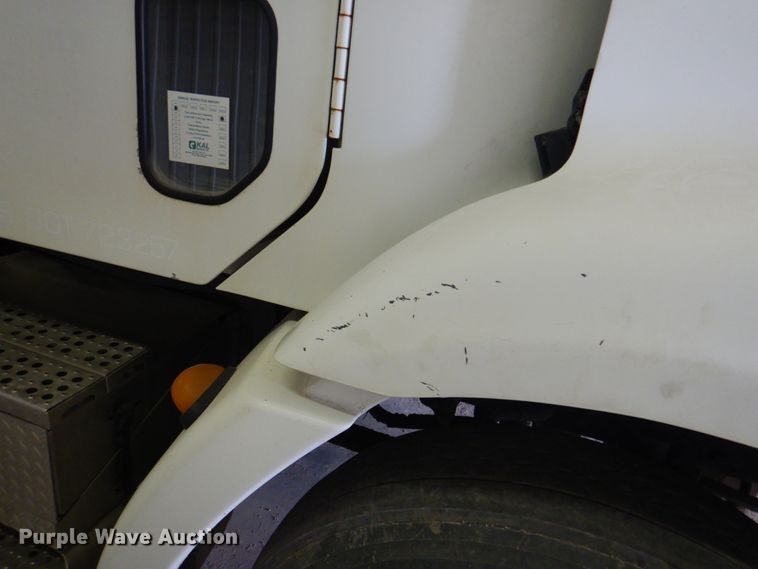 image for item IQ9267 2006 Freightliner Columbia  semi truck