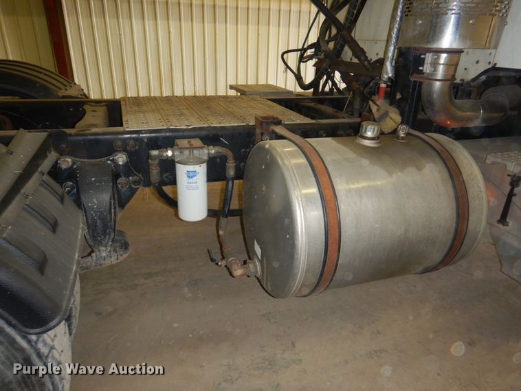 image for item IQ9267 2006 Freightliner Columbia  semi truck