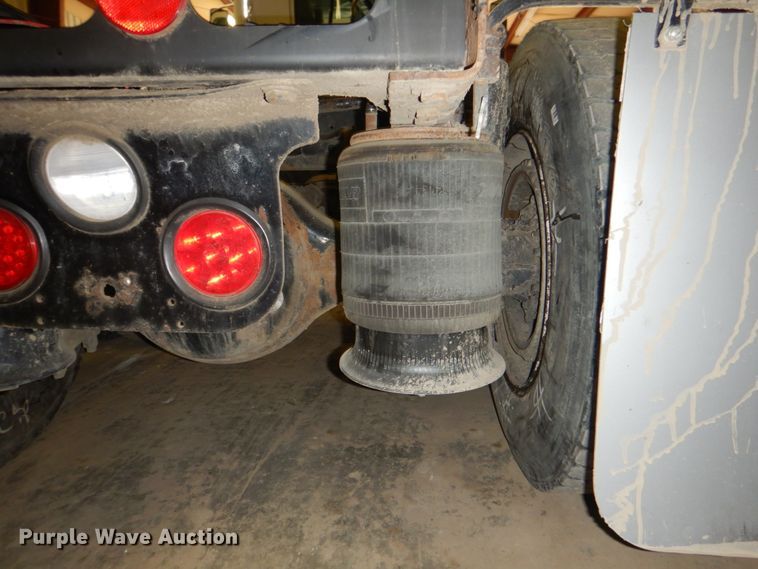 image for item IQ9267 2006 Freightliner Columbia  semi truck