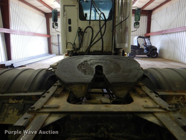 image for item IQ9267 2006 Freightliner Columbia  semi truck