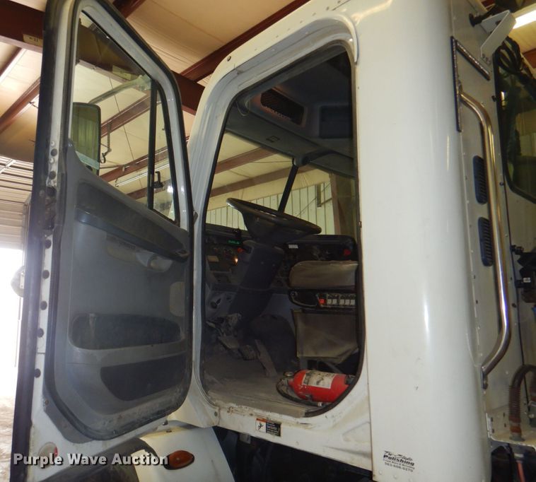 image for item IQ9267 2006 Freightliner Columbia  semi truck