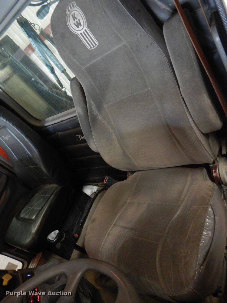 image for item IQ9267 2006 Freightliner Columbia  semi truck