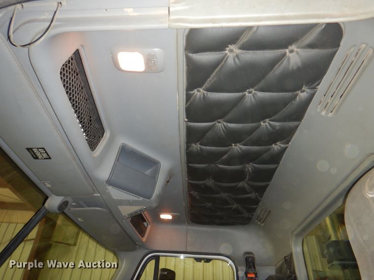 image for item IQ9267 2006 Freightliner Columbia  semi truck