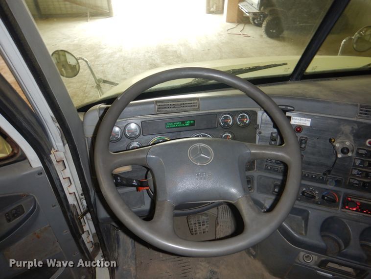 image for item IQ9267 2006 Freightliner Columbia  semi truck