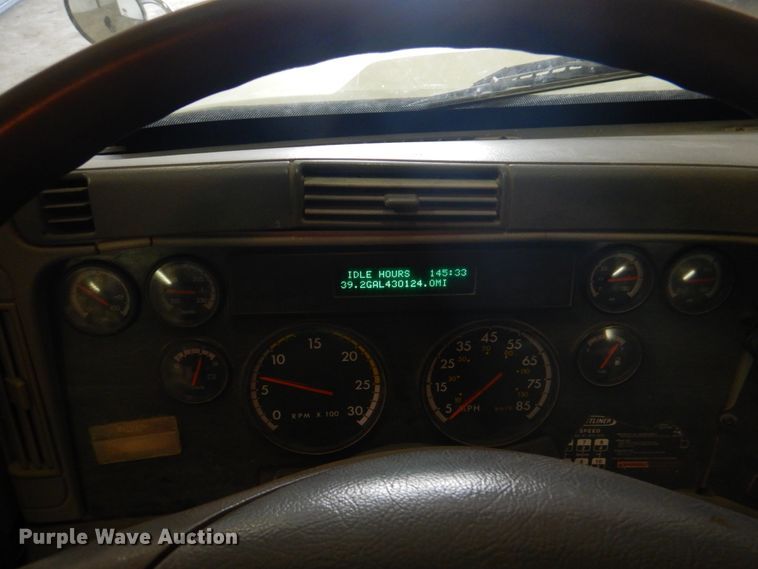 image for item IQ9267 2006 Freightliner Columbia  semi truck