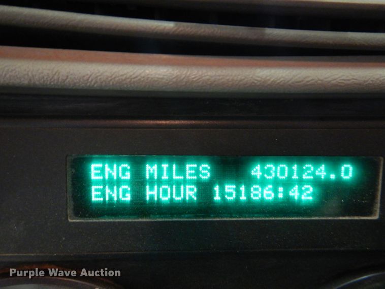 image for item IQ9267 2006 Freightliner Columbia  semi truck