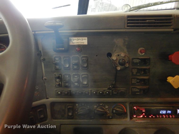 image for item IQ9267 2006 Freightliner Columbia  semi truck