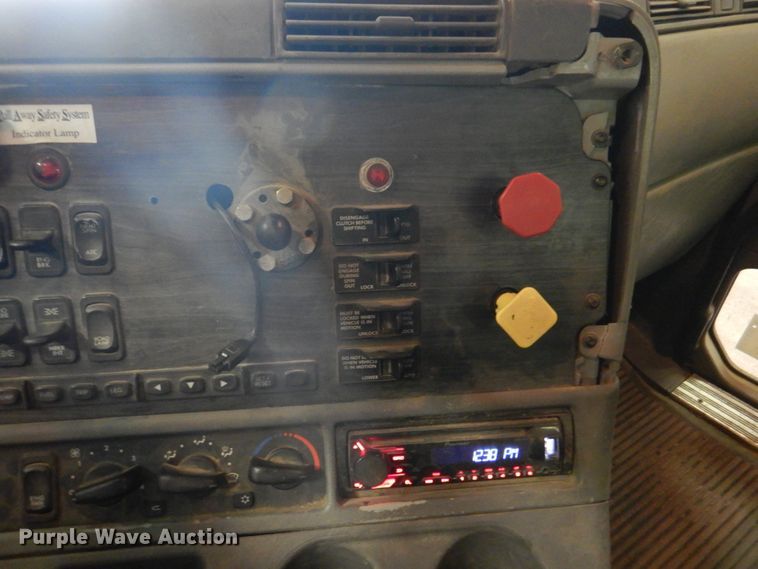 image for item IQ9267 2006 Freightliner Columbia  semi truck