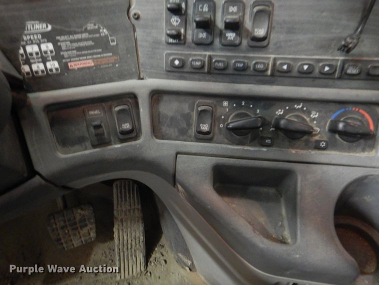 image for item IQ9267 2006 Freightliner Columbia  semi truck